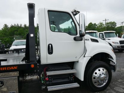 2025 International MV607 - 22ft Jerr-Dan Rollback - Image 3