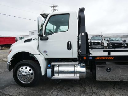 2025 International MV607 - 22ft Jerr-Dan Rollback - Image 9
